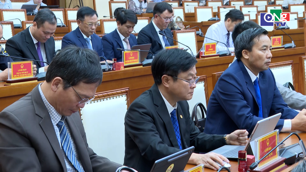 Các đại biểu HĐND dự kỳ họp.