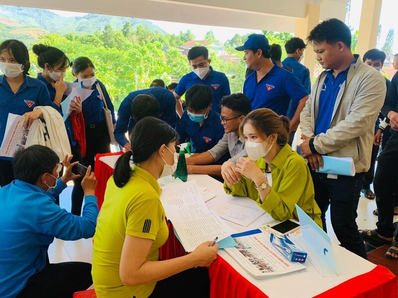 Hỗ trợ người lao động đi làm việc nước ngoài.