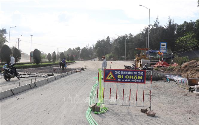 Quốc lộ 24C đoạn Km0+Km600 qua khu vực cảng Dung Quất, thôn Tuyết Diêm, xã Vạn Tường đã được san gạt sẵn sàng bê tông xi măng cốt thép. 