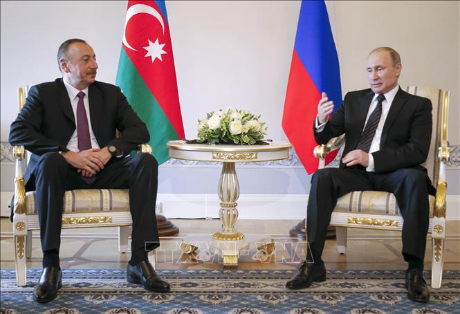 Tổng thống Nga Vladimir Putin (phải) và Tổng thống Azerbaijan Ilham Aliyev trong cuộc gặp tại Saint Petersburg (Nga). Ảnh tư liệu: AFP/TTXVN