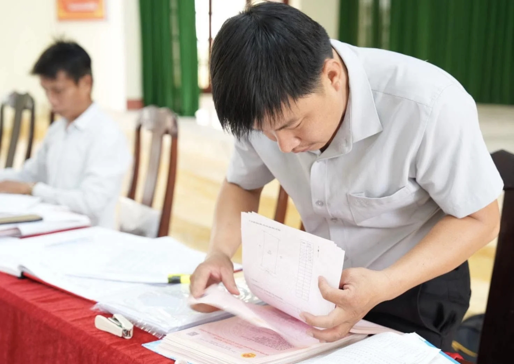 1784351814094,anh,go,mon,no,gan,10,nam,1,xa,o,quang,ngai,vua,tra,231,so,do,dat,ruong,cho,nguoi,dan,4,1146,18121218.jpg