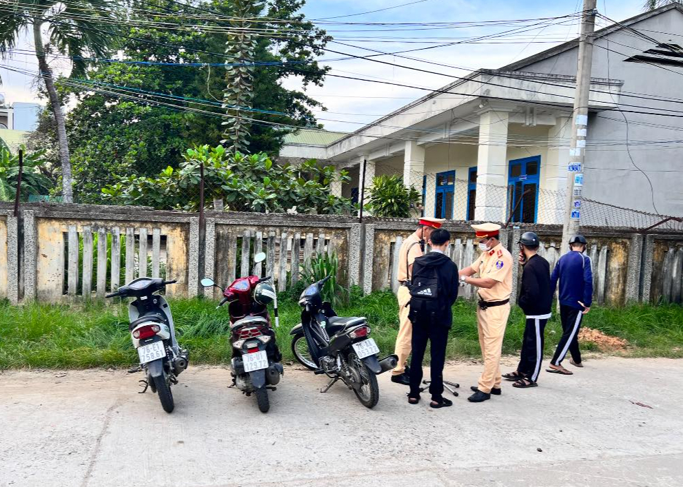 Lực lượng CSGT Công an TP Quảng Ngãi xử lý trường hợp vi phạm là học sinh.