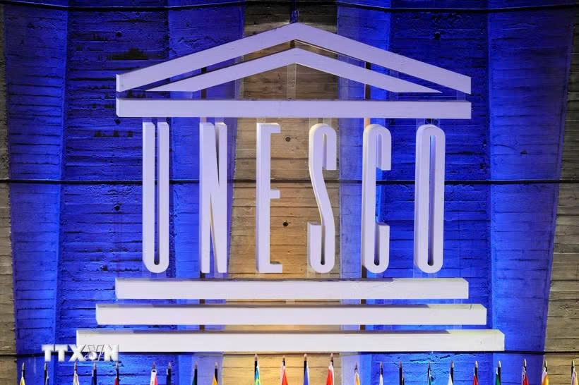 Biểu tượng của Tổ chức Giáo dục, Khoa học và Văn hóa Liên hợp quốc (UNESCO) tại trụ sở ở Paris, Pháp. Ảnh: AFP/TTXVN