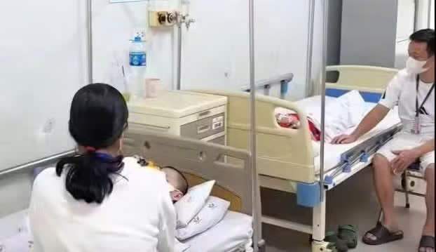 Bệnh nhi nằm điều trị vì Adenovirus tại Bệnh viện Nhi Trung ương. Ảnh: THIÊN LAM