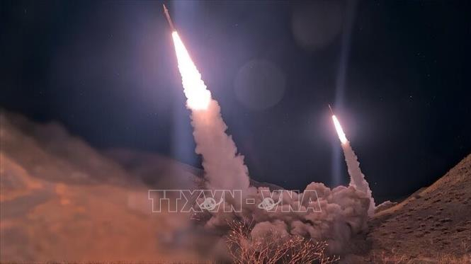 IRGC tuyên bố đã tiến hành các cuộc tập kích bằng tên lửa và thiết bị bay không người lái nhằm vào nhiều mục tiêu quân sự của Mỹ. Ảnh: IRNA/TTXVN