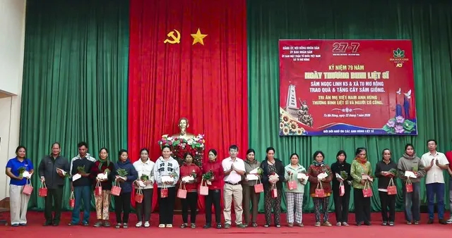 Tặng cây giống sâm Ngọc Linh cho các gia đình chính sách, người có công trên địa bàn các xã Tu Mơ Rông, Măng Ri và Đăk Sao (tỉnh Quảng Ngãi). Ảnh: XÃ TU MƠ RÔNG