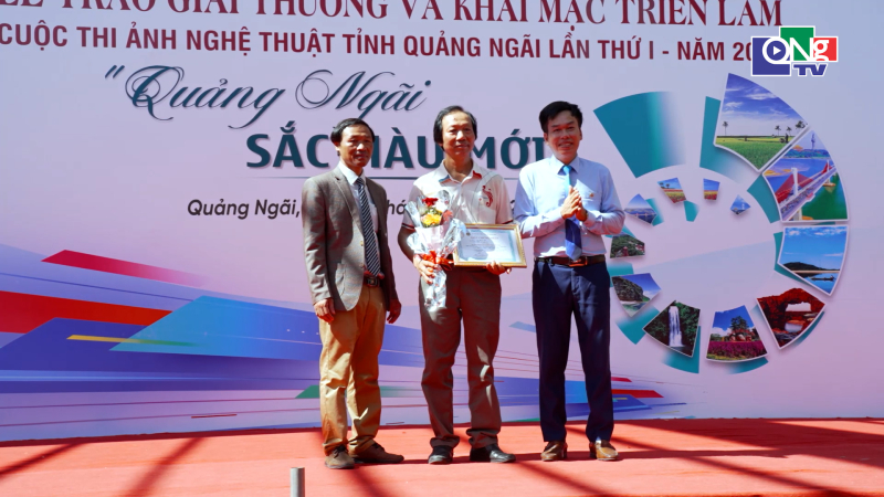Trao giải cuộc thi ảnh &ldquo;Quảng Ng&atilde;i sắc m&agrave;u mới&rdquo;