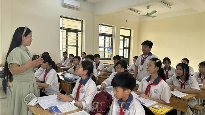 Bộ GD-ĐT chỉ đạo giảm 30% đầu mối, tăng bi&ecirc;n chế trực tiếp giảng dạy 