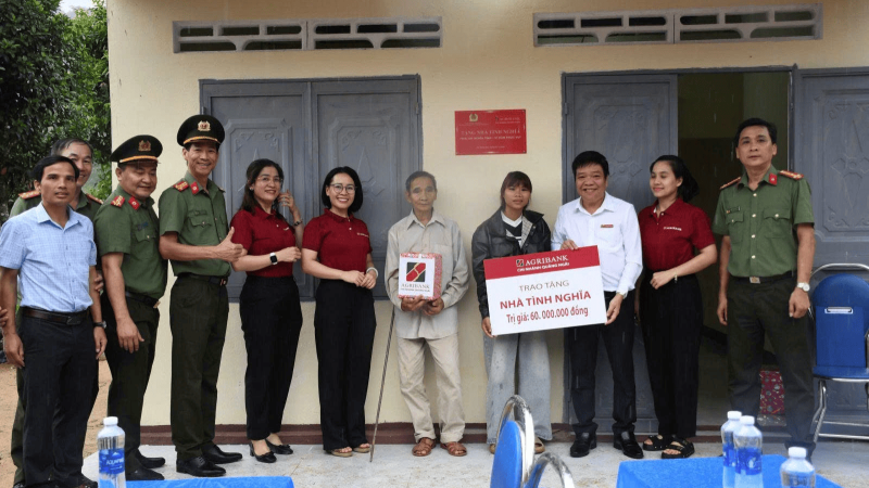 Trao nh&agrave; t&igrave;nh nghĩa, tiếp sức hộ ngh&egrave;o nơi v&ugrave;ng cao Măng B&uacute;t