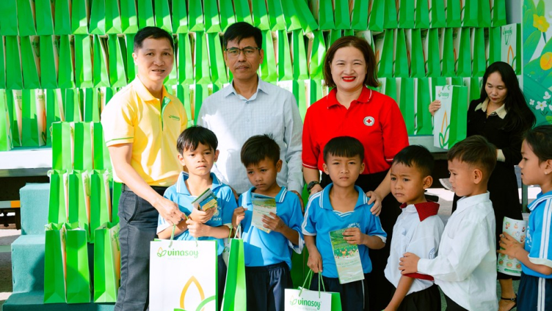 Hơn 15.700 học sinh v&ugrave;ng kh&oacute; khăn được hỗ trợ từ chương tr&igrave;nh &lsquo;Sữa đậu n&agrave;nh học đường&rsquo; 