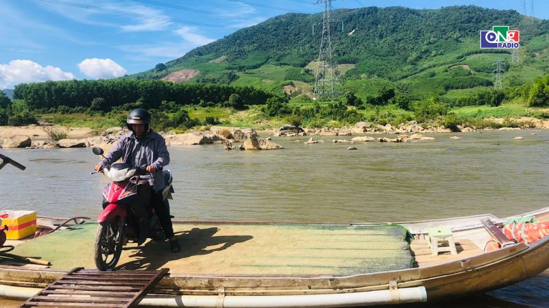 Người d&acirc;n th&ocirc;n ch&agrave;m rao mong mỏi một c&acirc;y cầu