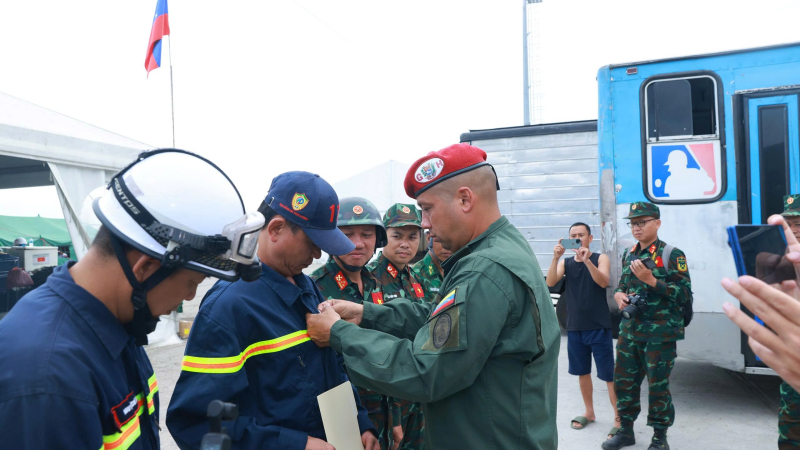 Đo&agrave;n cứu nạn, cứu hộ Việt Nam được trao tặng huy chương 'Anh h&ugrave;ng Venezuela' 