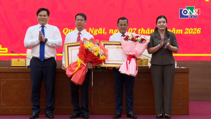Trao Hu&acirc;n chương Lao động hạng ba cho c&aacute;n bộ Văn ph&ograve;ng UBND tỉnh