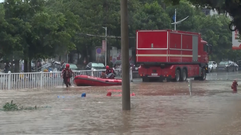Trung Quốc nỗ lực ứng ph&oacute; với mưa lũ