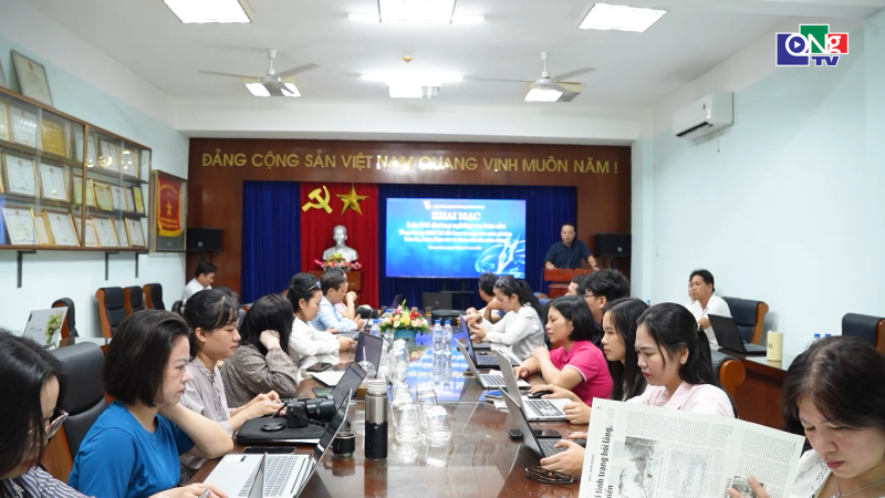 Bồi dưỡng kỹ năng thiết kế đồ họa trong sản phẩm b&aacute;o ch&iacute;