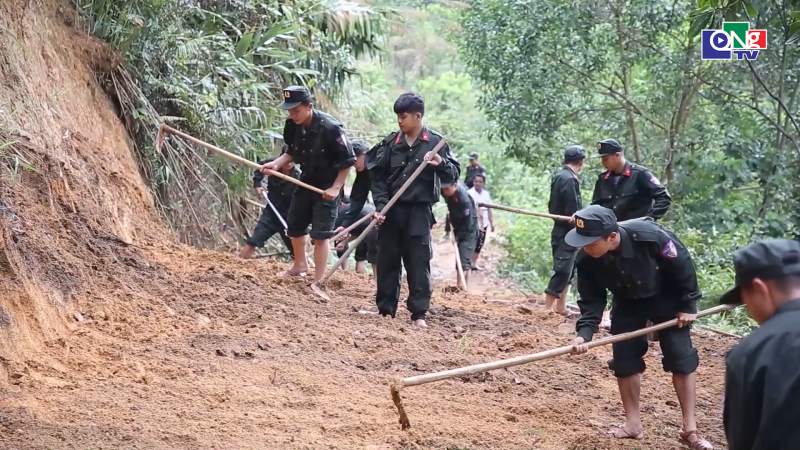 Cảnh s&aacute;t cơ động gi&uacute;p d&acirc;n tại Sơn T&acirc;y Thượng
