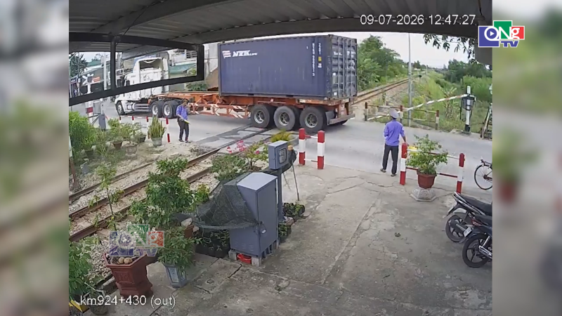 Phạt t&agrave;i xế xe đầu k&eacute;o t&ocirc;ng g&atilde;y g&aacute;c chắn đường sắt 41,5 triệu đồng 