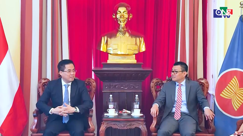 Chủ tịch UBND tỉnh l&agrave;m việc với Đại sứ Việt Nam tại &Aacute;o