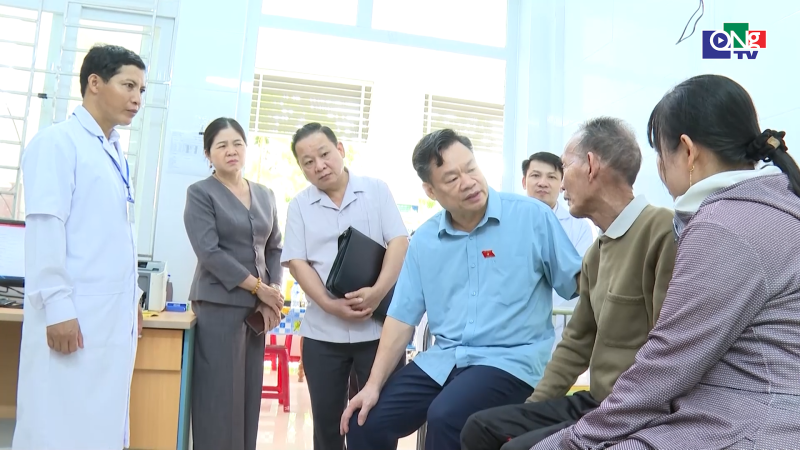 Đo&agrave;n c&ocirc;ng t&aacute;c Hội đồng D&acirc;n tộc Quốc hội thăm Trạm Y tế x&atilde; T&acirc;y Tr&agrave;