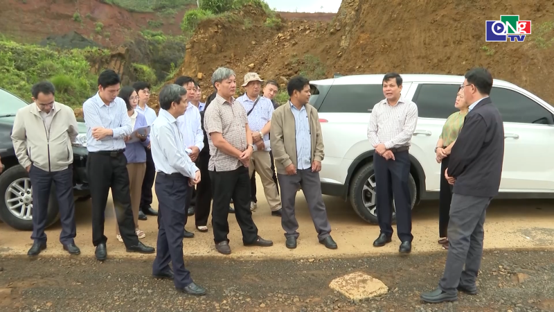 Kiểm tra c&ocirc;ng t&aacute;c giải ph&oacute;ng mặt bằng tỉnh lộ 676