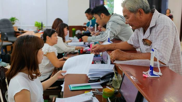Khi n&agrave;o vi&ecirc;n chức được l&ugrave;i thời điểm nghỉ hưu?