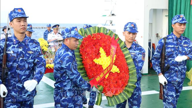 Tưởng niệm c&aacute;c Anh h&ugrave;ng liệt sĩ t&agrave;u kh&ocirc;ng số C43B 