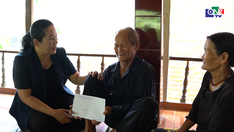 Ph&oacute; B&iacute; thư Tỉnh ủy Đinh Thị Hồng Minh thăm, tặng qu&agrave; cho người c&oacute; c&ocirc;ng