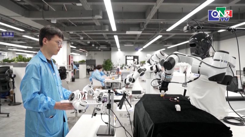 Trung Quốc đẩy mạnh sản xuất robot t&iacute;ch hợp AI