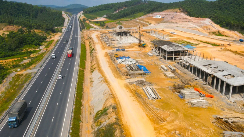 Bộ X&acirc;y dựng y&ecirc;u cầu ho&agrave;n th&agrave;nh c&aacute;c trạm dừng nghỉ tr&ecirc;n cao tốc Bắc - Nam trong năm 2026
