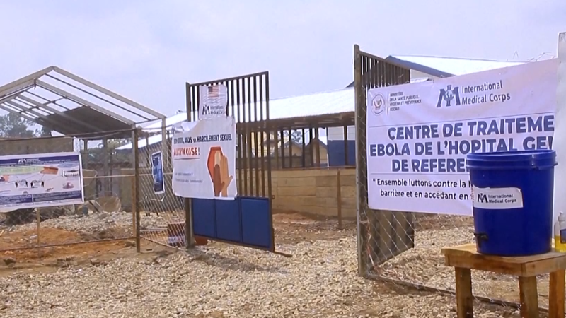 Mỹ t&aacute;i &aacute;p đặt kiểm so&aacute;t đi lại để kiểm so&aacute;t dịch Ebola