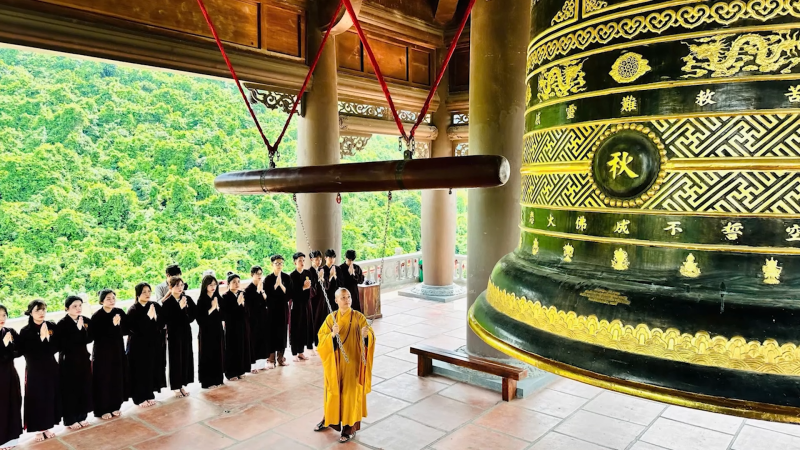 Hơn 18.000 ng&ocirc;i ch&ugrave;a cả nước cử chu&ocirc;ng trống b&aacute;t nh&atilde; tri &acirc;n liệt sĩ