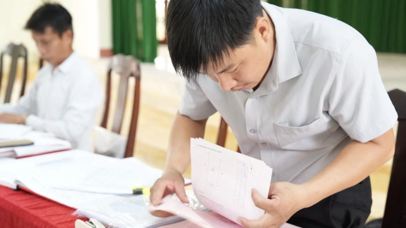 X&atilde; Long Phụng trao trả 231 sổ đỏ đất ruộng cho người d&acirc;n