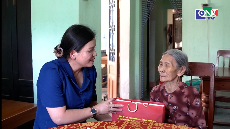 Ph&oacute; chủ tịch Thường trực UBND tỉnh Y Ngọc thăm người c&oacute; c&ocirc;ng