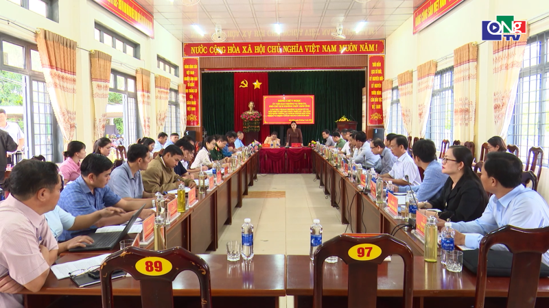 Ph&oacute; Chủ tịch Thường trực UBND tỉnh Y Ngọc l&agrave;m việc với x&atilde; Đăk M&ocirc;n