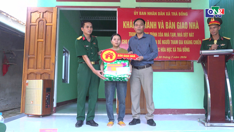 Tr&agrave; Bồng b&agrave;n giao nh&agrave; ở cho gia đ&igrave;nh ch&iacute;nh s&aacute;ch