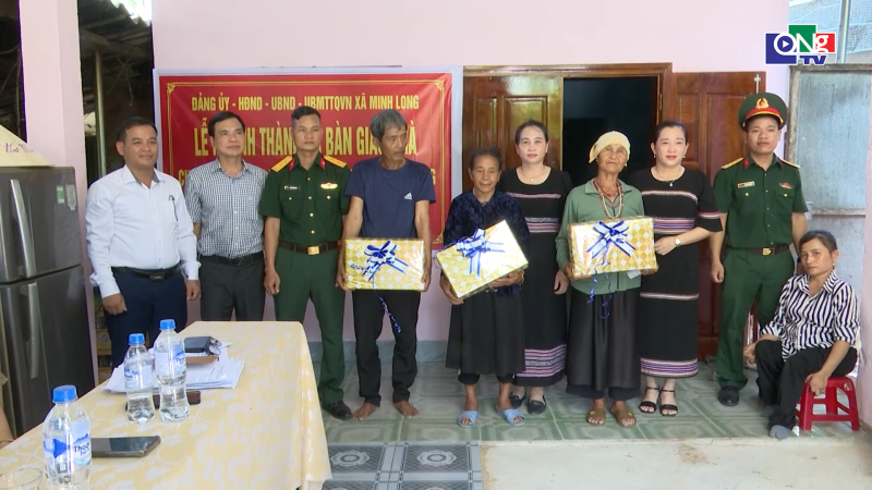 B&agrave;n giao 7 nh&agrave; ở cho con đẻ của người hoạt động kh&aacute;ng chiến