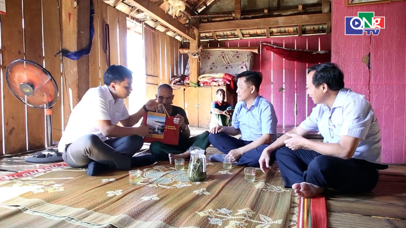 Thăm, tặng qu&agrave; c&aacute;c gia đ&igrave;nh ch&iacute;nh s&aacute;ch tại x&atilde; Sơn T&acirc;y Thượng