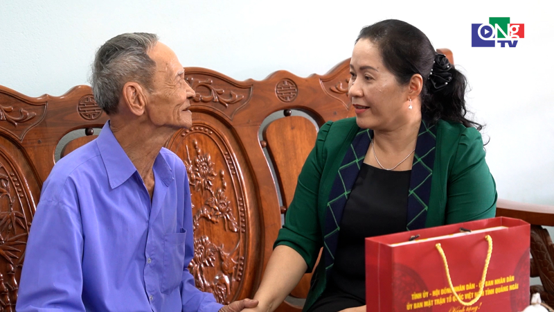 Ph&oacute; B&iacute; thư Tỉnh ủy Đinh Thị Hồng Minh thăm người c&oacute; c&ocirc;ng