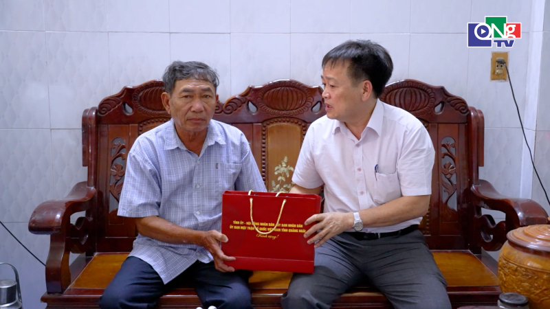 Thăm qu&agrave; người c&oacute; c&ocirc;ng tại x&atilde; B&igrave;nh Sơn