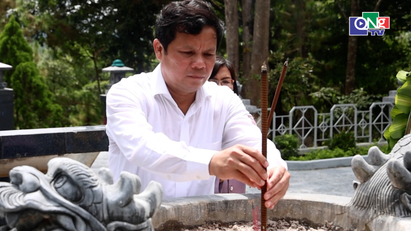 D&acirc;ng hương tri &acirc;n c&aacute;c Anh h&ugrave;ng liệt sĩ
