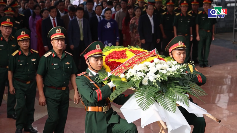 D&acirc;ng hương tưởng niệm c&aacute;c Anh h&ugrave;ng liệt sĩ 