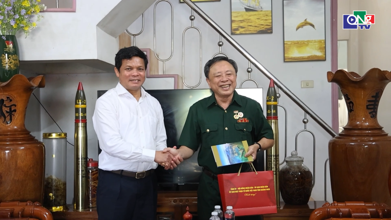 Chủ tịch HĐND tỉnh thăm gia đ&igrave;nh người c&oacute; c&ocirc;ng ti&ecirc;u biểu 