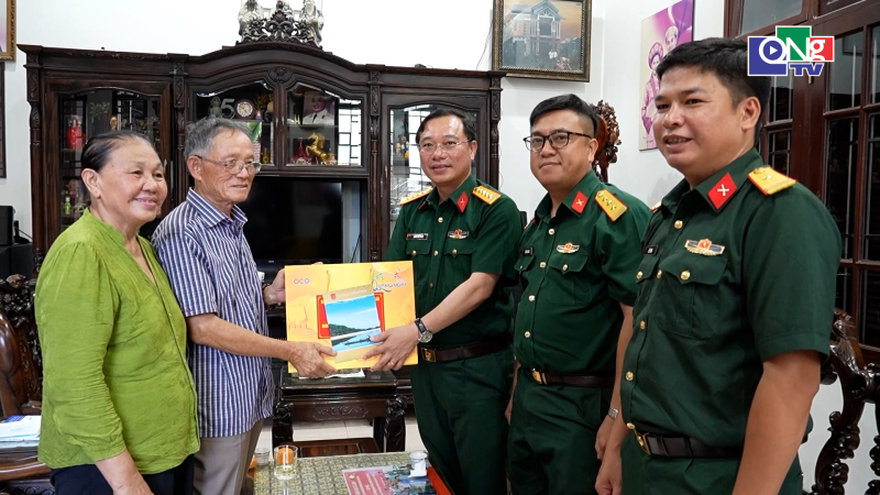 Thăm, tặng qu&agrave; nguy&ecirc;n thủ trưởng Bộ Chỉ huy Qu&acirc;n sự tỉnh