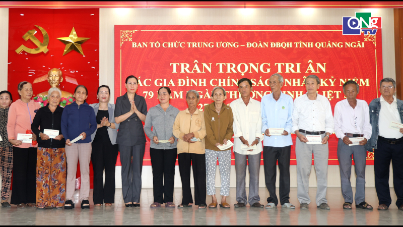 Ph&oacute; Trưởng ban Tổ chức Trung ương thăm, tặng qu&agrave; c&aacute;c gia đ&igrave;nh ch&iacute;nh s&aacute;ch 