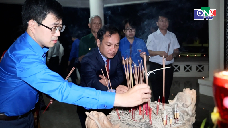 Thắp nến tri &acirc;n c&aacute;c Anh h&ugrave;ng liệt sĩ