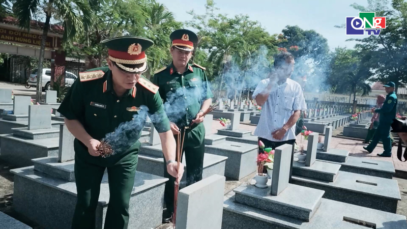 Thượng tướng Trương Thi&ecirc;n T&ocirc; d&acirc;ng hương tưởng nhớ c&aacute;c Anh h&ugrave;ng liệt sỹ