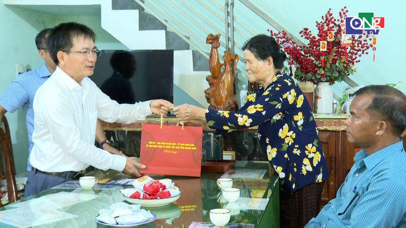 Ph&oacute; Chủ tịch UBND tỉnh Nguyễn Ngọc S&acirc;m tặng qu&agrave; thương, bệnh binh