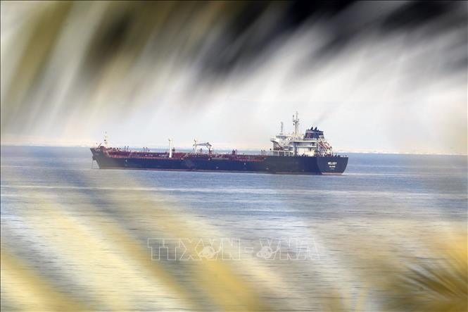 Tàu chở dầu di chuyển trên Biển Đỏ, gần lối vào kênh đào Suez, Ai Cập. Ảnh tư liệu: THX/TTXVN