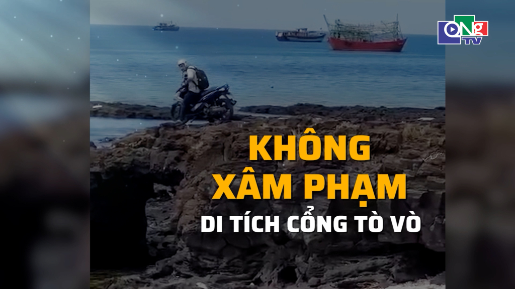 Hình ảnh du khách nước ngoài đưa xe máy lên cổng Tò Vò.  