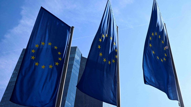 EU thắt chặt quy định gi&aacute;m s&aacute;t AI